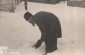 Hombre judío en Baranów Sandomierski limpiando la carretera de nieve durante la ocupación alemana. © Tomado de https://www.sztetl.org.pl/